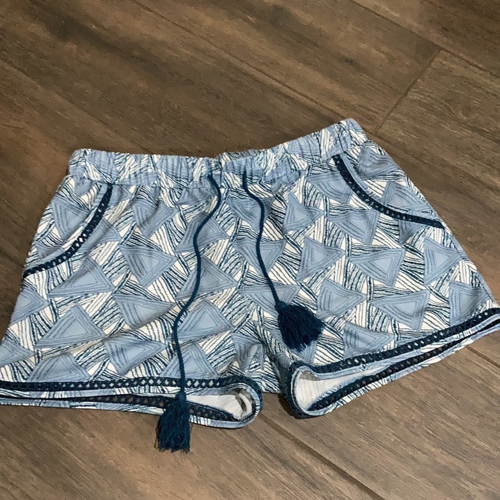 DOE & RAE Printed Embroidered Tassle Shorts. B - Picture 2 of 5